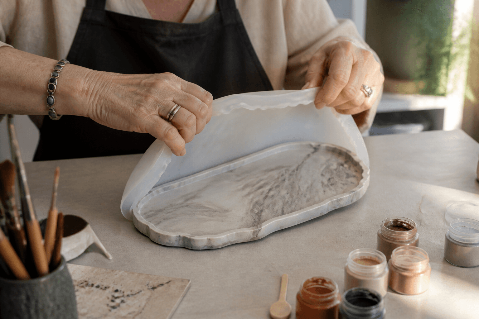 Mineral döküm karışımının kalıba aktarılması
